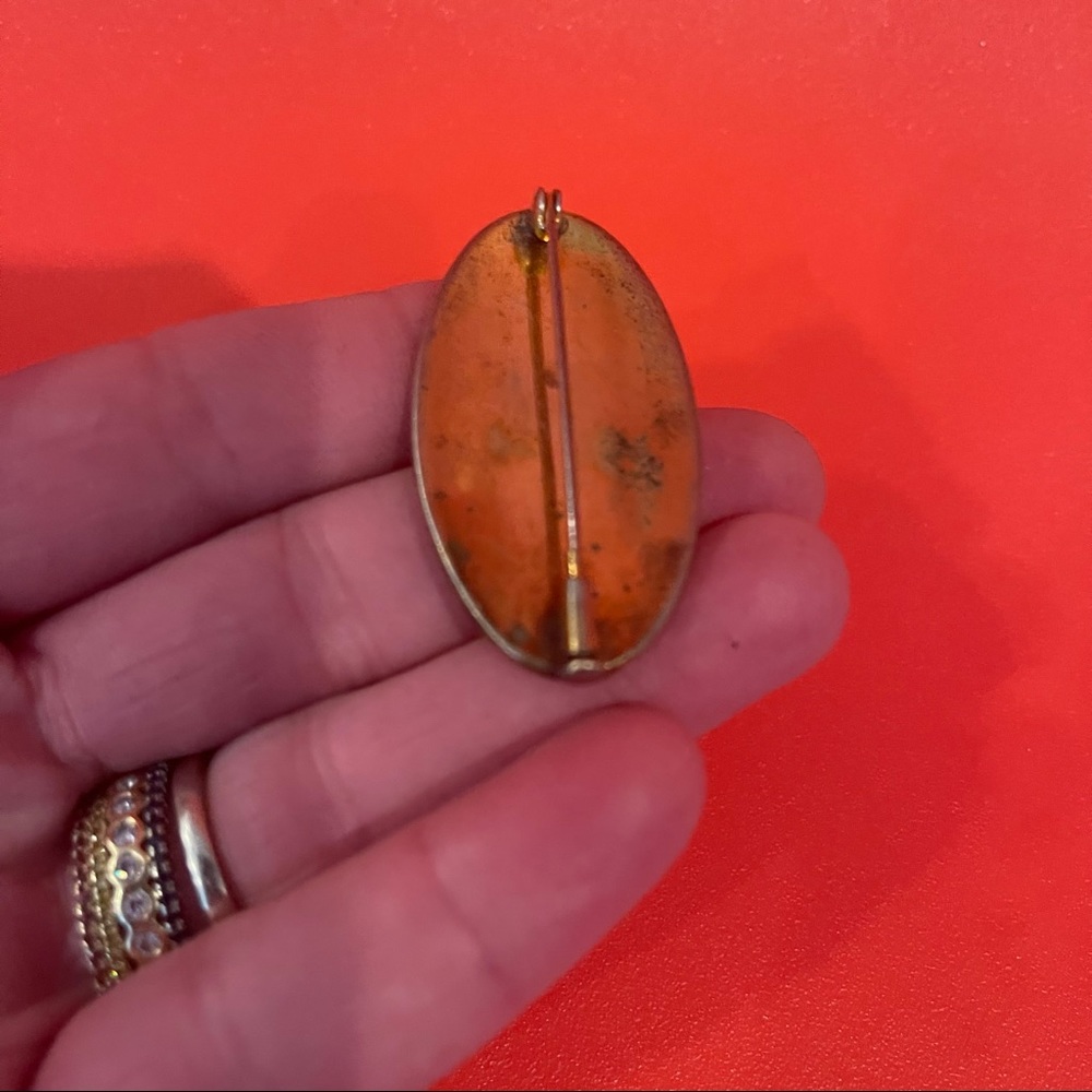 Vintage Gold Brooch with Design - Picture 5 of 8